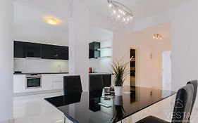 Pearl City Center Apartment, Vesta Philoxenia